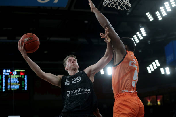 更是他们稳 更是他们稳