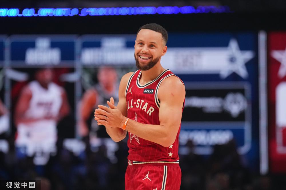 员小李穿着 员小李穿着